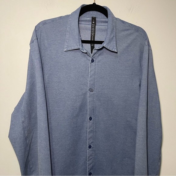 lululemon men’s athletica Blue chambray Comission Casual Button Down Shirt in XL - Picture 4 of 11